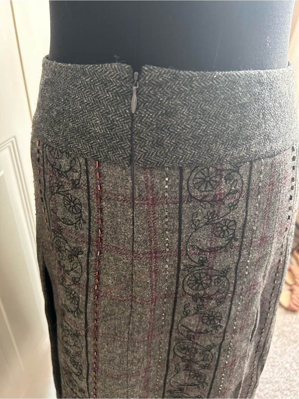 LOFT Ann Taylor Wool Blend Plaid Pleated Midi Skirt Gray Embroidered Size 14 - Picture 5 of 9